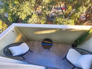 O zonă de relaxare la 30A Luxury Suite with King Bed, Parking, Pool & Balcony