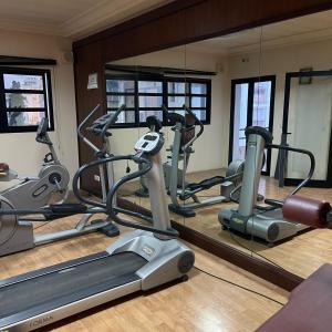 Fitness centrum a/nebo fitness zařízení v ubytování Hôtel LE CONSUL + 17 fotografií