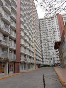 una strada vuota di fronte a un grande condominio di Tagaytay Staycation Prime Residences Cityland by Amara&Avery a Tagaytay