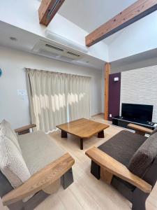 TV a/nebo společenská místnost v ubytování U&T House + 37 fotografií