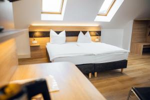 una camera da letto con letto, lenzuola e cuscini bianchi di Palais a Erfurt
