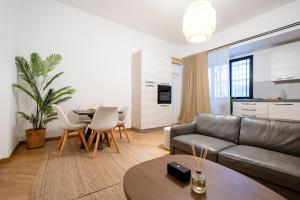 ein Wohnzimmer mit Sofa und Tisch in der Unterkunft High-end Apartment in Bari Center in Bari