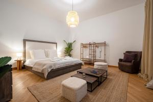 ein Schlafzimmer mit einem Bett, einem Stuhl und einem Tisch in der Unterkunft High-end Apartment in Bari Center in Bari