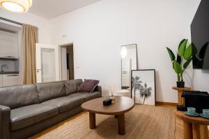 ein Wohnzimmer mit Sofa und Tisch in der Unterkunft High-end Apartment in Bari Center in Bari