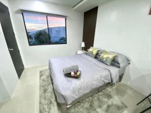 une chambre avec un grand lit avec une fenêtre dans l'établissement Llames Studios Near Mactan Airport - Rustic & Spacious, à Lapu Lapu City 22 autres photos