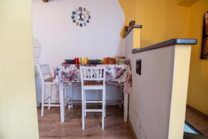 una pequeña cocina con mesa y sillas en una habitación en Domoruja B&B, en Sassari