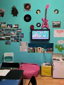 TV a/nebo společenská místnost v ubytování Ruta 80 Hostel