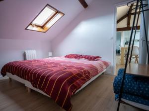 ein Schlafzimmer mit einem Bett mit einer roten Decke in der Unterkunft Apartment Hyper Centre Fécamp 21 Bianca in Fécamp