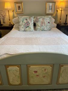 Postelja oz. postelje v sobi nastanitve The Artist Residence Dublin Boutique B&B