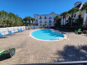 une piscine devant un immeuble dans l'établissement 30A Modern Suite with King Bed, Parking, Pool and Balcony, à Santa Rosa Beach