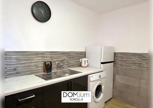 A kitchen or kitchenette at DOMuum Holidays - SOROLLA