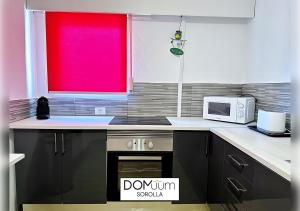 A kitchen or kitchenette at DOMuum Holidays - SOROLLA