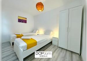 A bed or beds in a room at DOMuum Holidays - SOROLLA