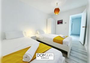 A bed or beds in a room at DOMuum Holidays - SOROLLA