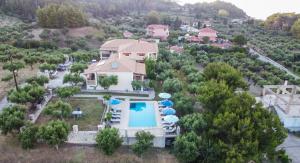 Bazén v ubytování Aeolos Zante Villas - Zefyros Maisonette, with shared heated pool nebo v jeho okolí