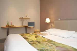 Postel nebo postele na pokoji v ubytování Hôtel Novalis Quimperlé