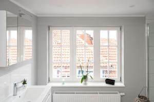 a white kitchen with a window and a radiator at Schönes Fachwerkhaus mit viel Charme in der Altstadt in Duderstadt +48 photos