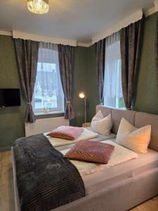 a bedroom with two beds with pillows on it at Pizzeria Pension Damiano in Muldenhammer