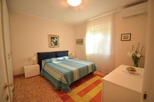 a small bedroom with a bed and a window at Villetta Mari in Torri del Benaco