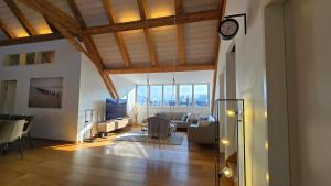 施皮茨Niesen Loft的墙上挂着钟的客厅