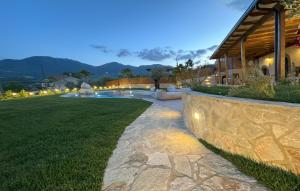 einen Hinterhof mit einer Steinmauer neben einem Haus in der Unterkunft Casa Vacanze Tenuta Fortilù in Santa Maria del Molise