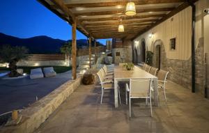 einen Essbereich mit einem Tisch und Stühlen auf einer Terrasse in der Unterkunft Casa Vacanze Tenuta Fortilù in Santa Maria del Molise