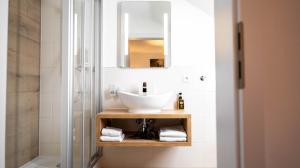 a bathroom with a sink and a mirror at Das Haus am See in Sinzheim