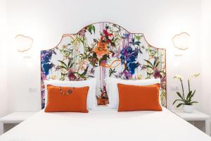 ポジターノにあるYourHome - Villa Magnificaの花柄のヘッドボード(オレンジ枕2つ付)が備わるベッド1台 +53枚の写真