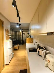 Dapur atau dapur kecil di Mayumi Staycation on SMDC Trees Residences