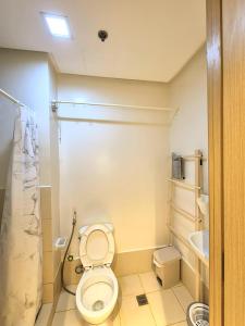 Bilik mandi di Mayumi Staycation on SMDC Trees Residences