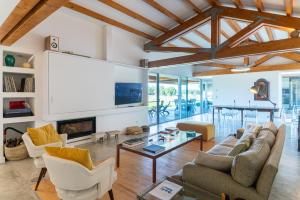 una sala de estar con una gran pantalla en la pared en Villa do Pinheiro, en Grândola