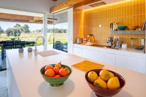 una cocina con 2 tazones de fruta en una barra en Villa do Pinheiro, en Grândola