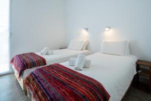 Habitación con 2 camas individuales y paredes blancas. en Villa do Pinheiro, en Grândola 46 fotos más
