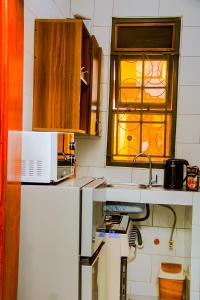 una cocina con fregadero y ventana en Elite Haven, en Masaka