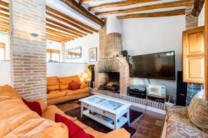 TV a/nebo společenská místnost v ubytování Casa Buena Vista near Granada + 31 fotografií