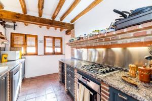 Kuchyň nebo kuchyňský kout v ubytování Casa Buena Vista near Granada