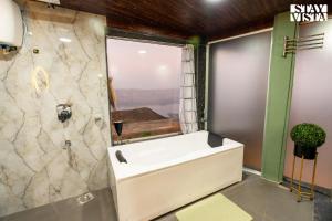 Un baño de StayVista at The Cloudscape with WiFi, Lawn, AC