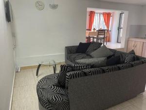 马埃堡L'appartement de Dévi à blue bay - 2 min de la plage à pied的客厅里有一张沙发和一张桌子。