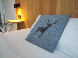 eine Decke mit einem Reh auf dem Bett in der Unterkunft Hotel Neumaier in Xanten