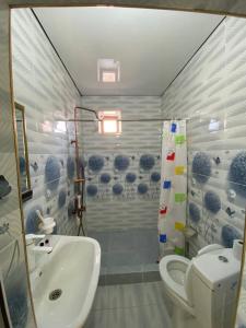 un bagno con lavandino, wc e doccia di Mahdiy a Khiva