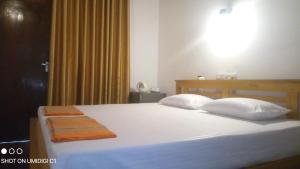 Postel nebo postele na pokoji v ubytování Village Inn