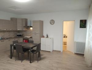 a kitchen and dining room with a table and chairs at Lary&Giù in Cadelbosco di Sopra