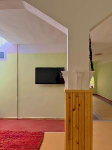TV a/nebo společenská místnost v ubytování Hôtel Khalwa