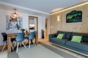 a living room with a couch and a table at La Belle Cordee SPA lujo y piscina CHAMONIX in Chamonix-Mont-Blanc