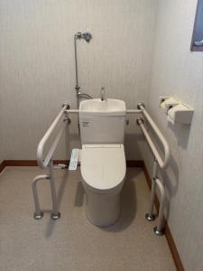 安曇野市にある安曇野温泉おもいやりの湯のトイレ付きのバスルーム(共用トイレ) +37枚の写真