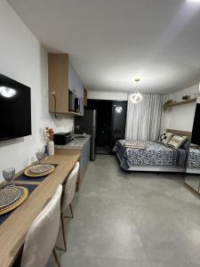 a room with a kitchen and a living room at Alive Corredor da Vitória - Vista Mar in Salvador