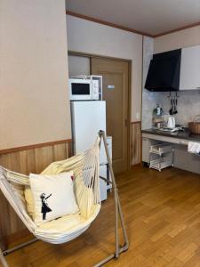 安曇野市にある安曇野温泉おもいやりの湯のリビングルーム(ハンモック、キッチン付)