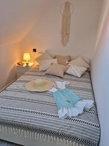 Ένα ή περισσότερα κρεβάτια σε δωμάτιο στο Arek