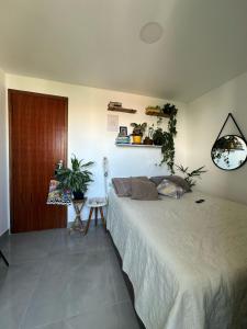 Un dormitorio con una cama grande en una habitación. en Lindo apartamento - 3 min da praia do recreio, en Río de Janeiro