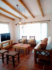 a living room with a couch and a table at La escondida las siringuillas in Tafí del Valle